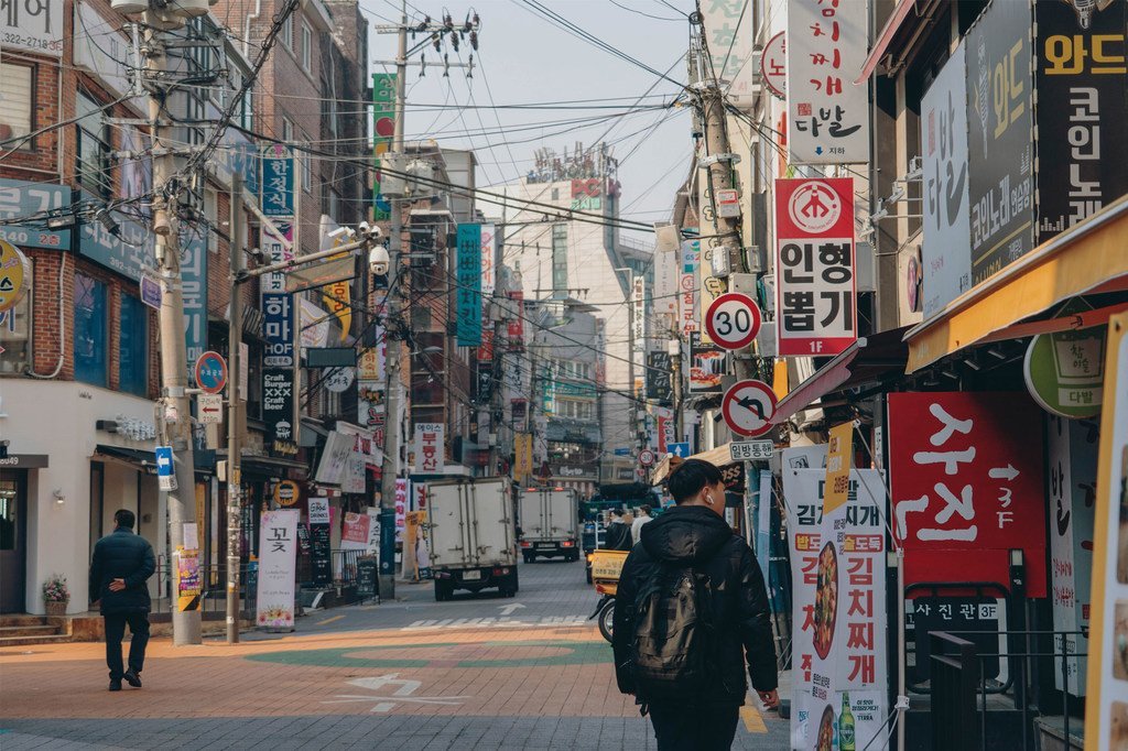 unsplash/chinh le duc 韩国首尔街头